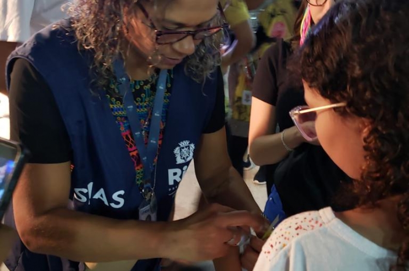 CMDCA-Rio e SMAS distribuem 743 pulseiras de identificação para crianças e adolescentes
